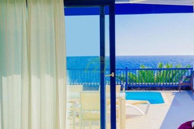 Triplex on the front line in the exclusive resort of Puerto Calero