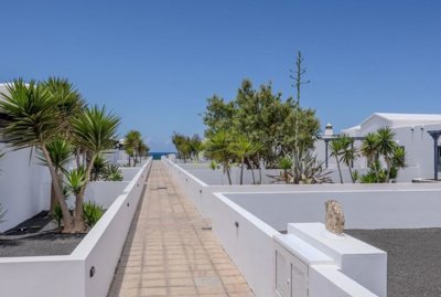 Well presented 2 bedroom bungalow with mountain views in Playa Blanca