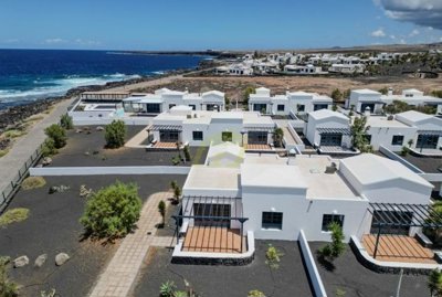 Front line bungalow with communal pool at Coral Beach in Playa Blanca