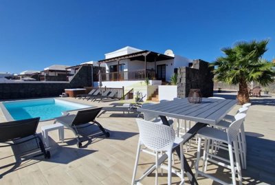Must see villa with heated private pool and corner plot a few minutes away from Playa Flamingo.