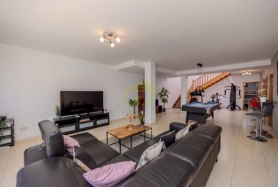 Must see villa with heated private pool and corner plot a few minutes away from Playa Flamingo.