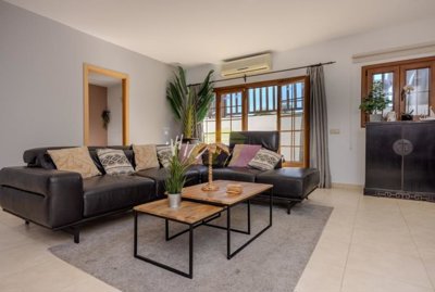 Must see villa with heated private pool and corner plot a few minutes away from Playa Flamingo.