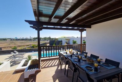 Must see villa with heated private pool and corner plot a few minutes away from Playa Flamingo.