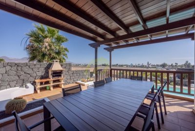 Must see villa with heated private pool and corner plot a few minutes away from Playa Flamingo.