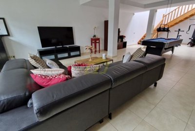Must see villa with heated private pool and corner plot a few minutes away from Playa Flamingo.