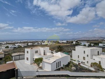 Detached 3 Bedroom Villa in Tias with Sea Views