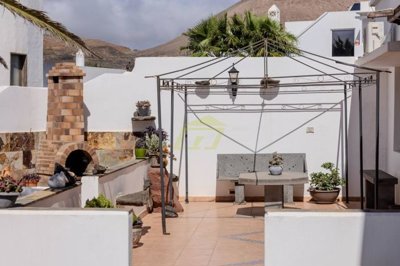 Detached 3 Bedroom Villa in Tias with Sea Views