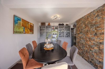 Stylish 3-Bedroom Villa Just 5 Minutes from Playa de La Concha