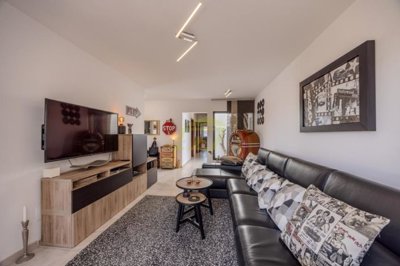 Stylish 3-Bedroom Villa Just 5 Minutes from Playa de La Concha