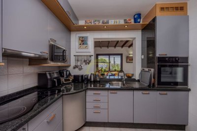 Stylish 3-Bedroom Villa Just 5 Minutes from Playa de La Concha