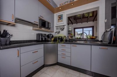 Stylish 3-Bedroom Villa Just 5 Minutes from Playa de La Concha