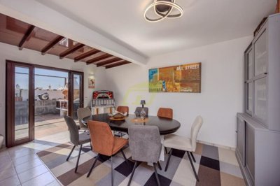 Stylish 3-Bedroom Villa Just 5 Minutes from Playa de La Concha