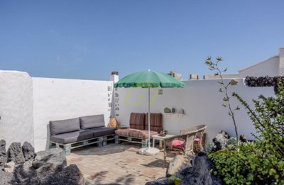 Detached 2 bedroom villa with sea views in Charco del Palo
