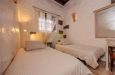 Historic 5 Bedrooms, 5 bathrooms farmhouse with cottage with a private pool in Tiagua