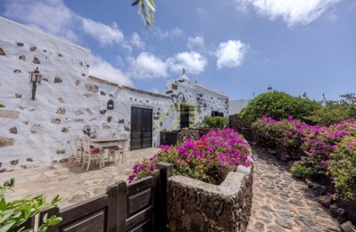 Historic 5 Bedrooms, 5 bathrooms farmhouse with cottage with a private pool in Tiagua