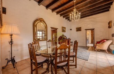 Historic 5 Bedrooms, 5 bathrooms farmhouse with cottage with a private pool in Tiagua