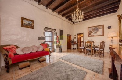 Historic 5 Bedrooms, 5 bathrooms farmhouse with cottage with a private pool in Tiagua