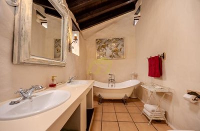 Historic 5 Bedrooms, 5 bathrooms farmhouse with cottage with a private pool in Tiagua
