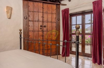 Historic 5 Bedrooms, 5 bathrooms farmhouse with cottage with a private pool in Tiagua