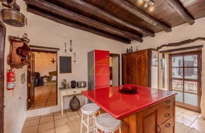 Historic 5 Bedrooms, 5 bathrooms farmhouse with cottage with a private pool in Tiagua