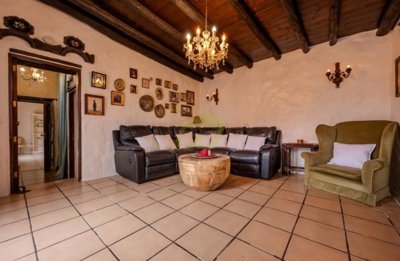 Historic 5 Bedrooms, 5 bathrooms farmhouse with cottage with a private pool in Tiagua