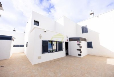 Immaculate property with two independent apartments in Playa Blanca