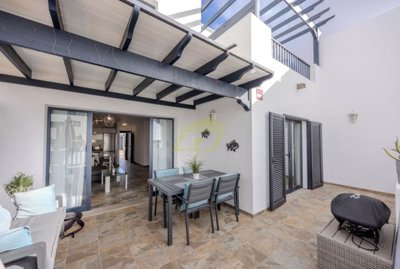 Immaculate property with two independent apartments in Playa Blanca