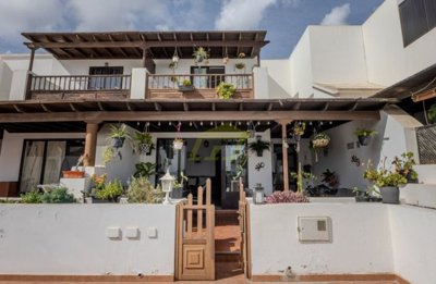 Fully renovated 3 bedroom family home in central Costa Teguise