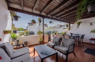 Fully renovated 3 bedroom family home in central Costa Teguise