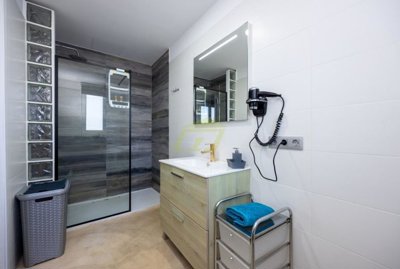 2 bedroom, 2 bathroom apartment for sale in Playa Blanca