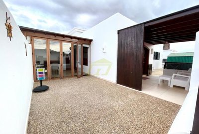 Charming 2 bedroom villa on a spacious plot in Playa Blanca