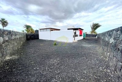 Charming 2 bedroom villa on a spacious plot in Playa Blanca