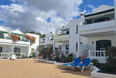 Spacious 2 bedroom 1 bathroom first floor apartment with communal pool