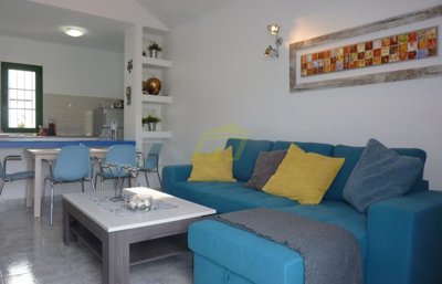 Spacious 2 bedroom 1 bathroom first floor apartment with communal pool