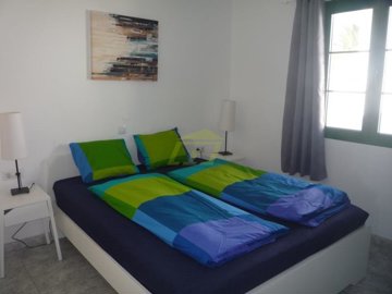 Spacious 2 bedroom 1 bathroom first floor apartment with communal pool