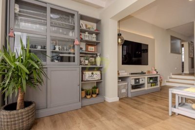 Two bedroom apartment with sea views