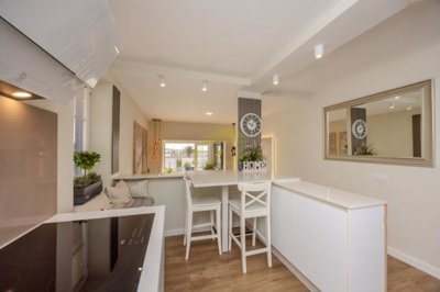 Two bedroom apartment with sea views