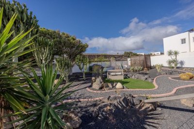 Spacious Family Villa with Independent Apartment in Tías