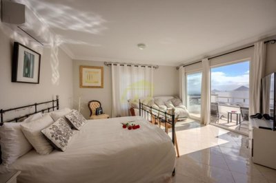 Spacious Family Villa with Independent Apartment in Tías