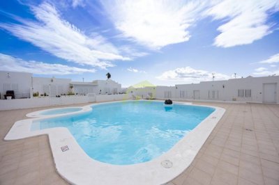 Modern 2 bedroom bungalow with communal pool close to the beach in Playa Honda