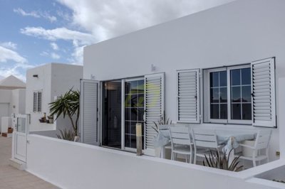 Modern 2 bedroom bungalow with communal pool close to the beach in Playa Honda