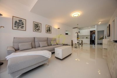 Modern 2 bedroom bungalow with communal pool close to the beach in Playa Honda