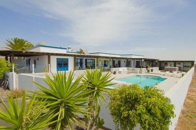 Stunning 4-bedroom villa with self-contained apartment and panoramic outlook