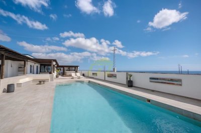 Stunning 4-bedroom villa with self-contained apartment and panoramic outlook
