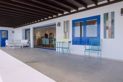 Stunning 4-bedroom villa with self-contained apartment and panoramic outlook