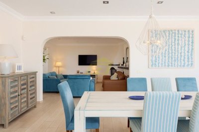 Stunning 4-bedroom villa with self-contained apartment and panoramic outlook