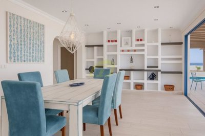 Stunning 4-bedroom villa with self-contained apartment and panoramic outlook