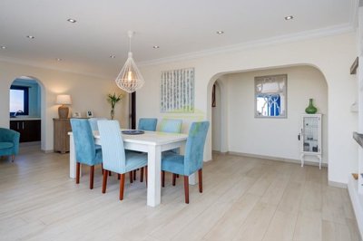 Stunning 4-bedroom villa with self-contained apartment and panoramic outlook