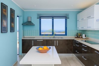 Stunning 4-bedroom villa with self-contained apartment and panoramic outlook