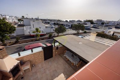 Immaculately maintained semi detached home with sea views in Playa Honda